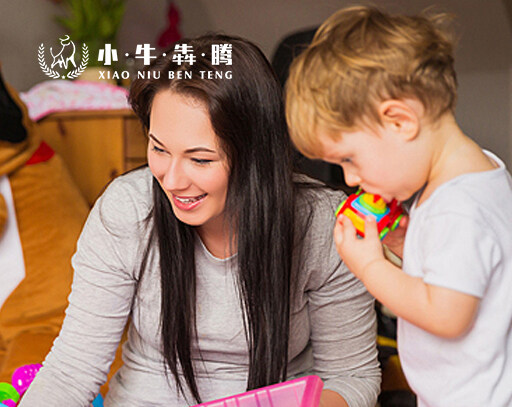 小牛犇騰教育咨詢有限公司秉承“從愛出發(fā)，預(yù)備環(huán)境，幫助孩子自我成長”的蒙氏教育理念，致力于打造撫州最純正的遵循蒙臺(tái)梭利教學(xué)法的兒童之家，為弘揚(yáng)教育事業(yè)貢獻(xiàn)力量。